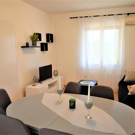 Erdgeschosswohnung, Erste Reihe Vom * Poljica (Trogir)