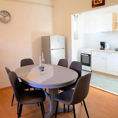 Erdgeschosswohnung, Erste Reihe Vom Poljica (Trogir)
