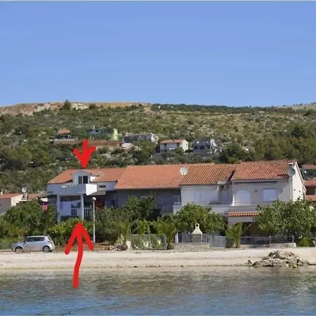Erdgeschosswohnung, Erste Reihe Vom Διαμέρισμα Poljica (Trogir)