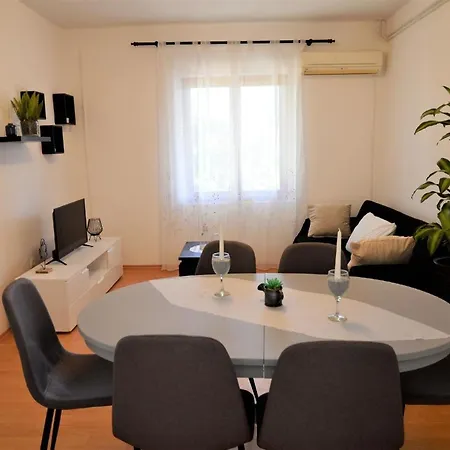 Erdgeschosswohnung, Erste Reihe Vom * Poljica (Trogir)